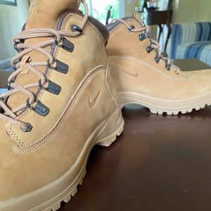 Nike Boots Air Karst Z Men’s size 11 tan/butter